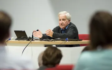 Noam Chomsky teaching